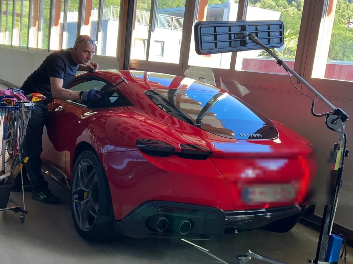Tecnico KESI che esegue PDR su una Ferrari