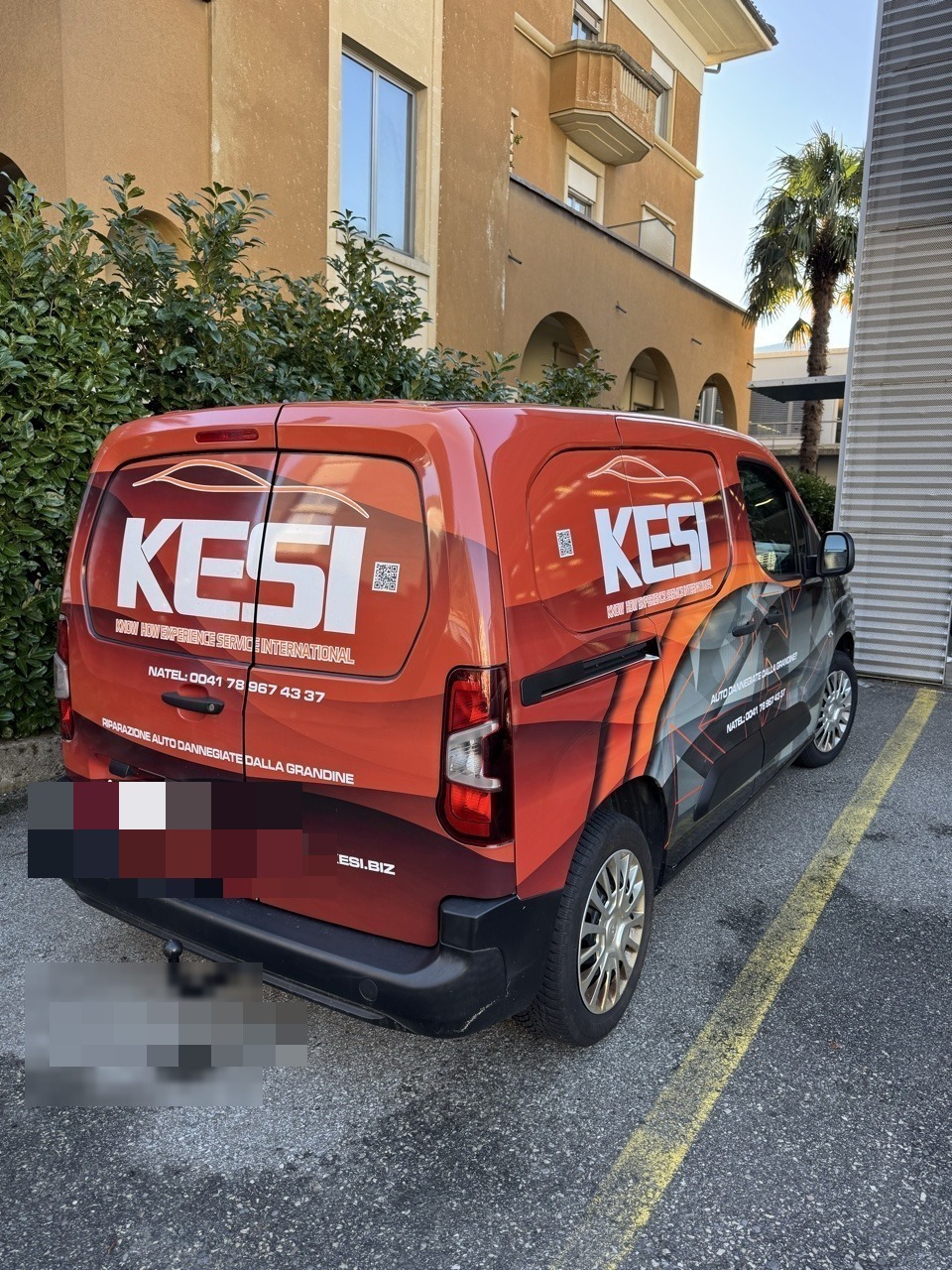 Furgone KESI brandizzato parcheggiato da un cliente