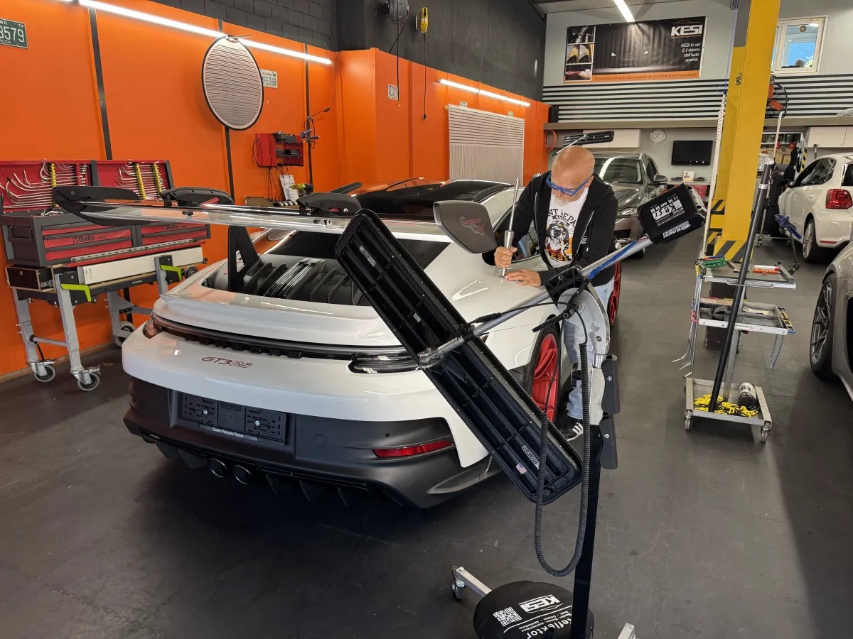 Tecnico KESI al lavoro su una Porsche GT3 RS nel laboratorio